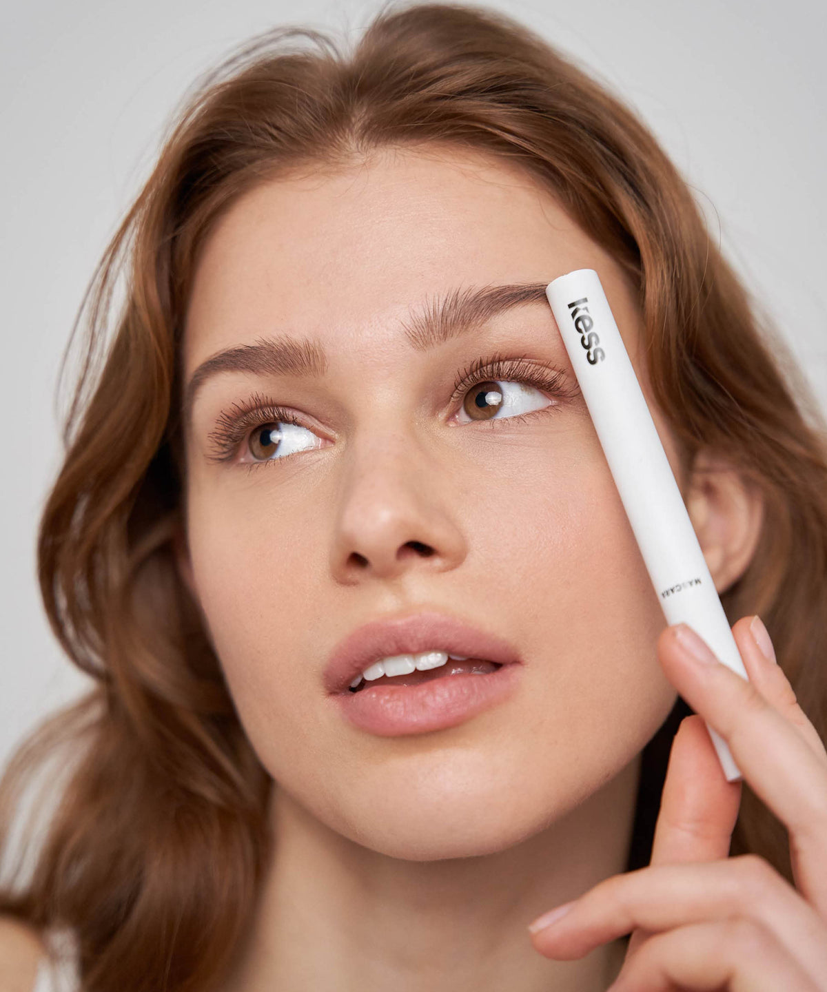 mascara; Brown: Lena trägt die Lengthening Day Mascara in Brown