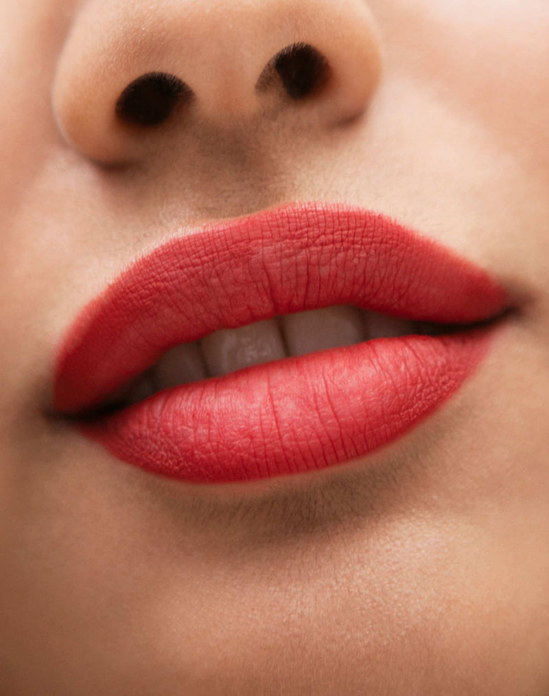 red-rose; Unser Model trägt den Lip Tint & Primer Twin Stick in Red Rose