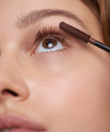 mascara; Brown: Lena trägt die Lengthening Day Mascara in Brown