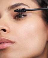 night-mascara; midnight-black: Dania trägt die Volumising Night Mascara für extra Volumen