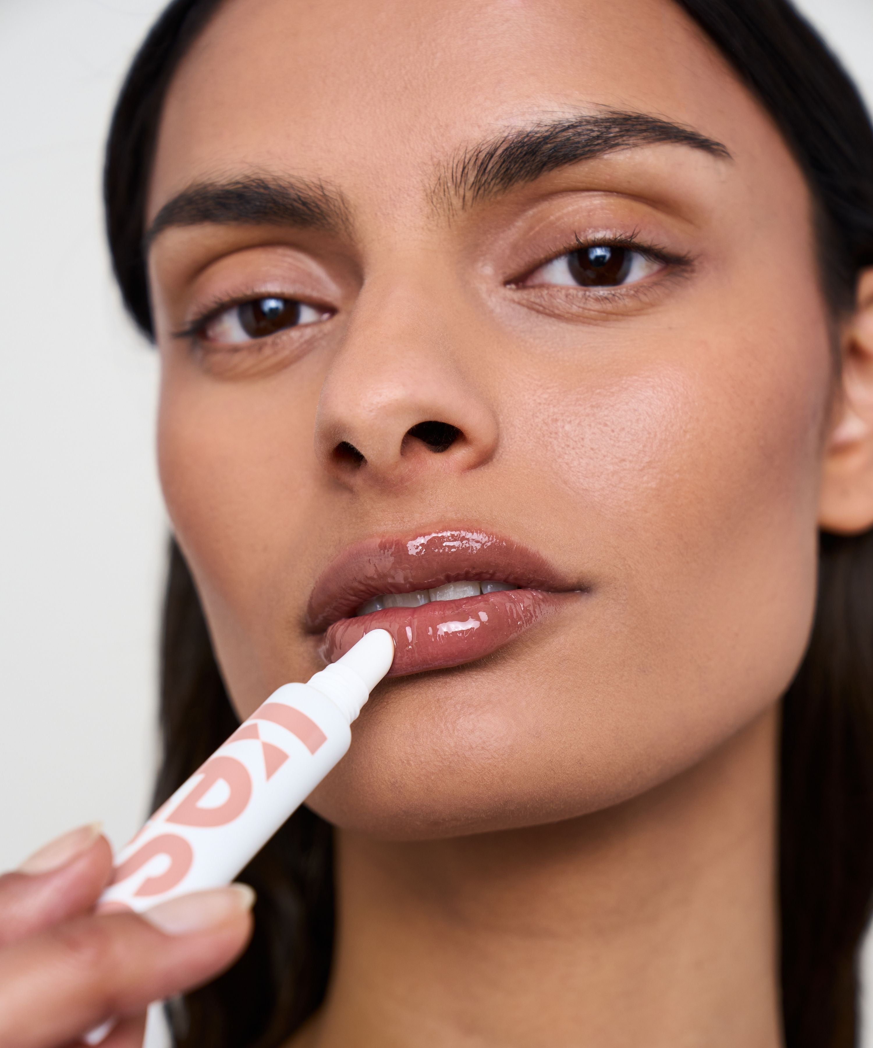spf-lip-gloss-off-duty-limited-edition; off-duty: Melanie trägt den Limited Edition Lip Gloss in Off Duty