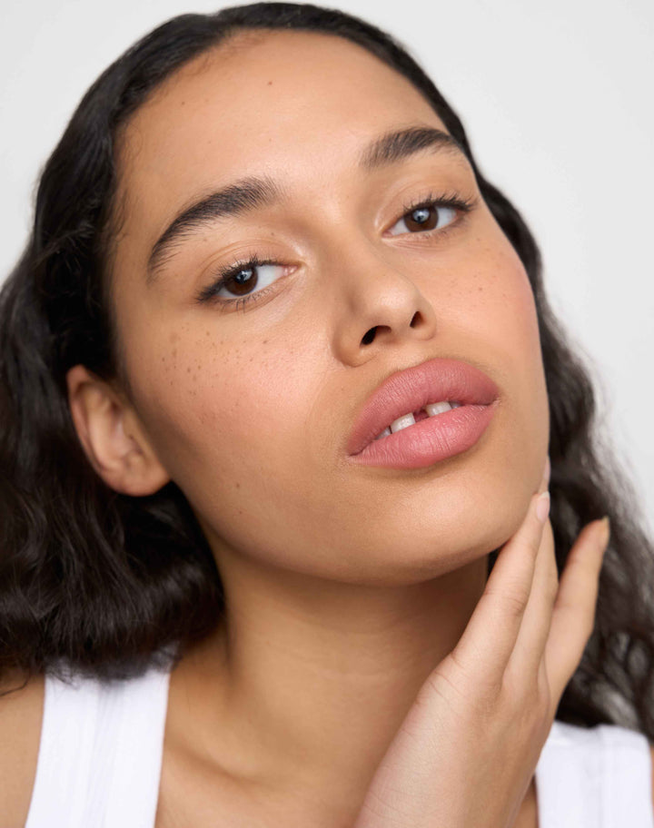 soft-shape-lip-liner; rosy nude: Louisa trägt den Soft Shape Lip Liner in Rosy Nude