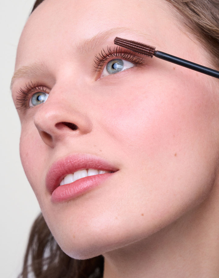 mascara; brown: Alba trägt die Lengthening Day Mascara in Brown