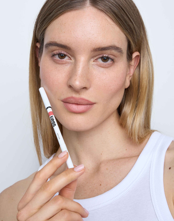 soft-shape-lip-liner; rosy nude: Inga trägt den Soft Shape Lip Liner in Rosy Nude
