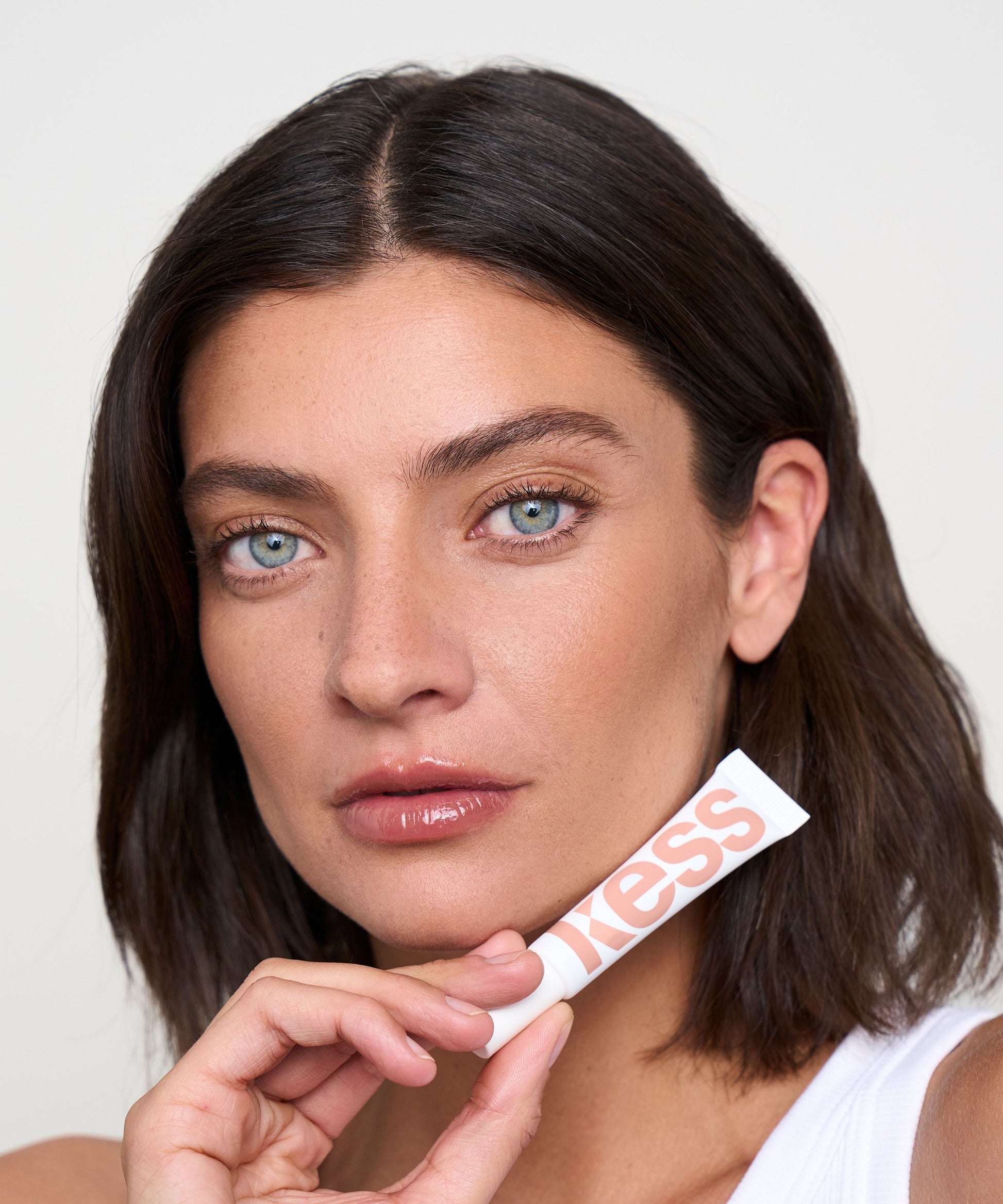 spf-lip-gloss-off-duty-limited-edition; off-duty: Melina trägt den Limited Edition Lip Gloss in Off Duty
