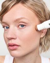 blush-glow-duo-stick-your-choice; light-bronzer: Jessica trägt den Cream Bronzer in Light