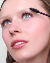 volumising-night-mascara; midnight-black: Alba trägt die Volumising Night Mascara