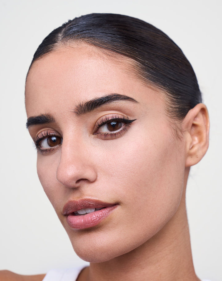 liquid-eyeliner; deep black: Naomi trägt den Deep Black Eyeliner