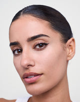 liquid-eyeliner; deep black: Naomi trägt den Deep Black Eyeliner
