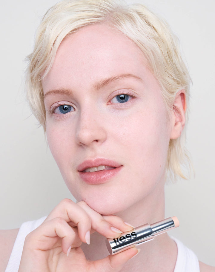 concealer-stick-spf-20; fair-1: Lexi trägt den Concealer in Fair 1