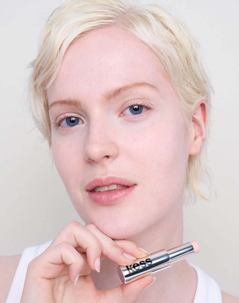 fair-1; Lexi trägt den Concealer in Fair 1