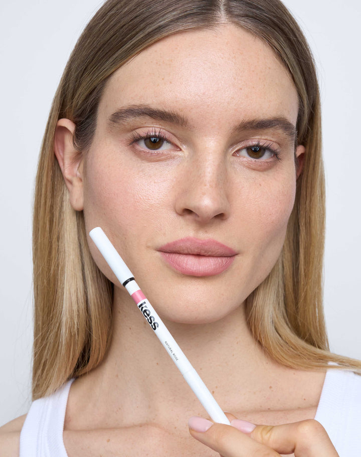 soft-shape-lip-liner; natural rose: Inga trägt den Soft Shape Lip Liner in Natural Rose