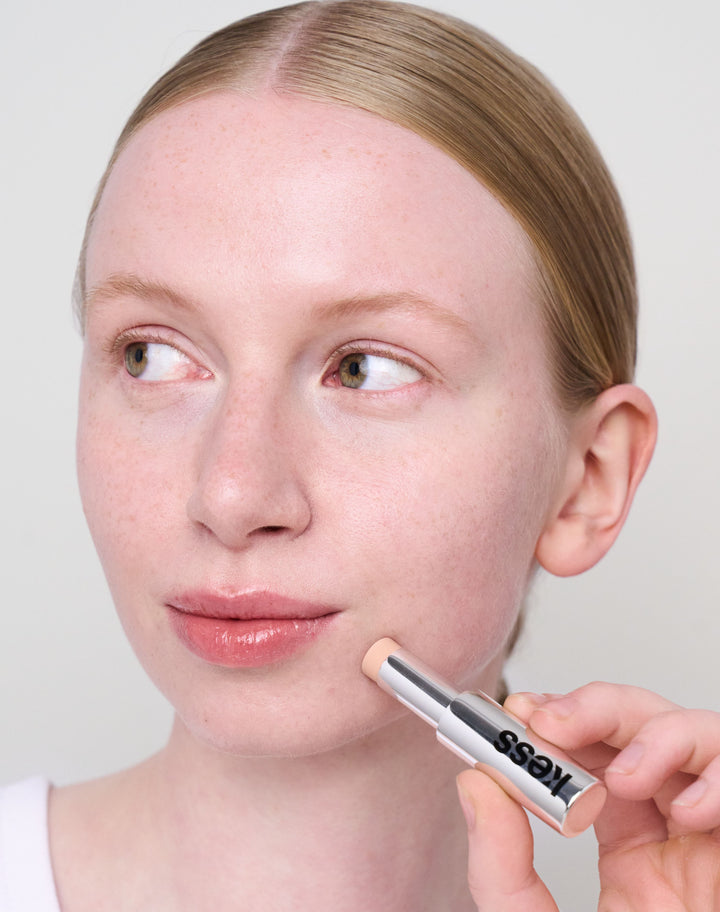 concealer-stick-spf-20; fair-2: Smilla trägt den Concealer in Fair 2
