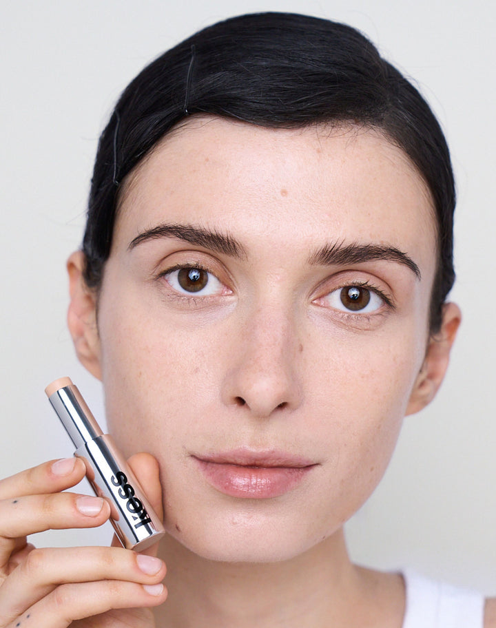 concealer-stick-spf-20; fair-to-light: Ana trägt den Concealer in Fair to Light