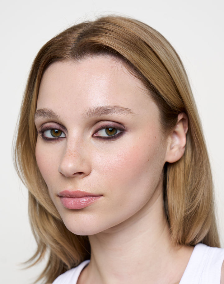 one-swipe-kajal; espresso-brown: Ria trägt One Swipe Kajal Liner in Espresso Brown
