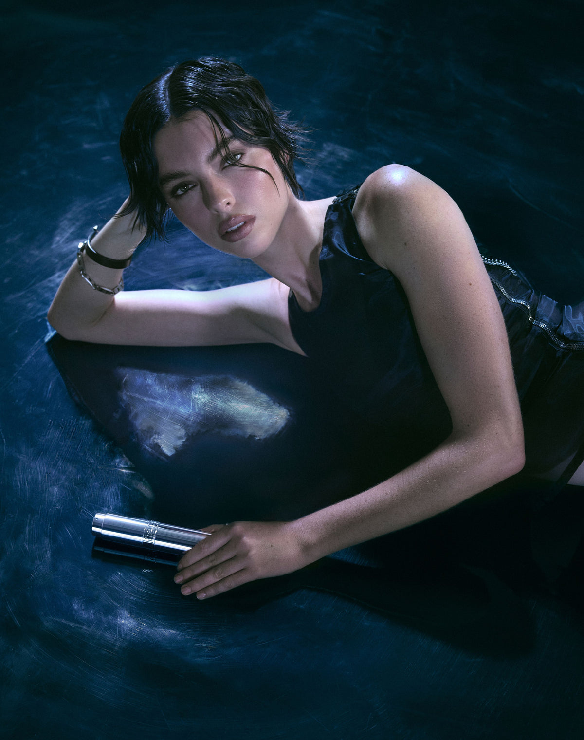 030-night-eau-de-parfum; 30-ml: Candice trägt unser 030 NIGHT | Eau de Parfum