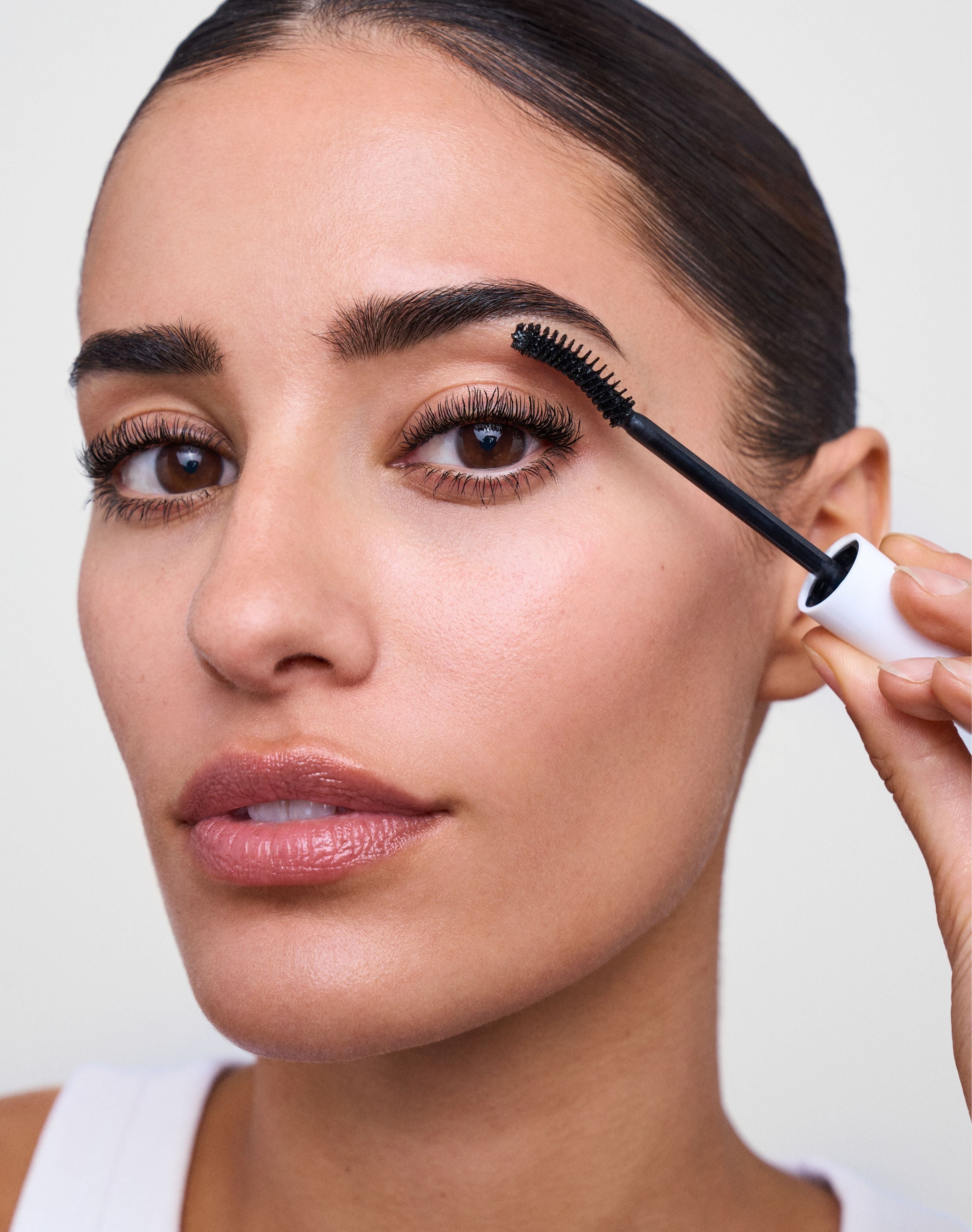 get-wet-waterproof-mascara; black: Naomi trägt die GET WET Waterproof Mascara in Black