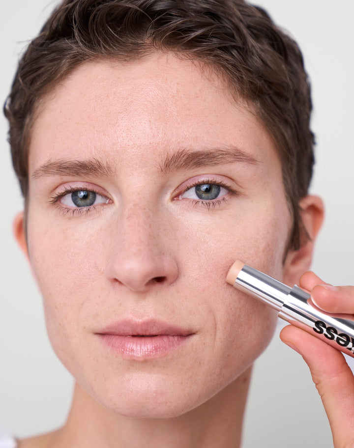 concealer-stick-spf-20; light-2: Eliza trägt den Concealer in Light 2