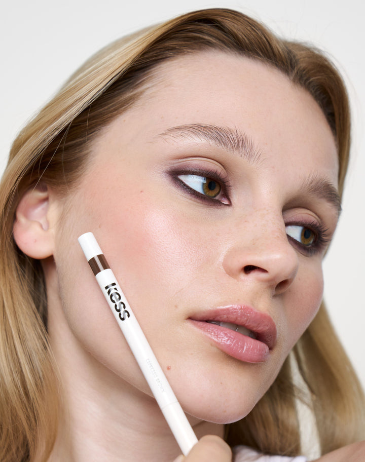one-swipe-kajal; espresso-brown: Ria trägt One Swipe Kajal Liner in Espresso Brown