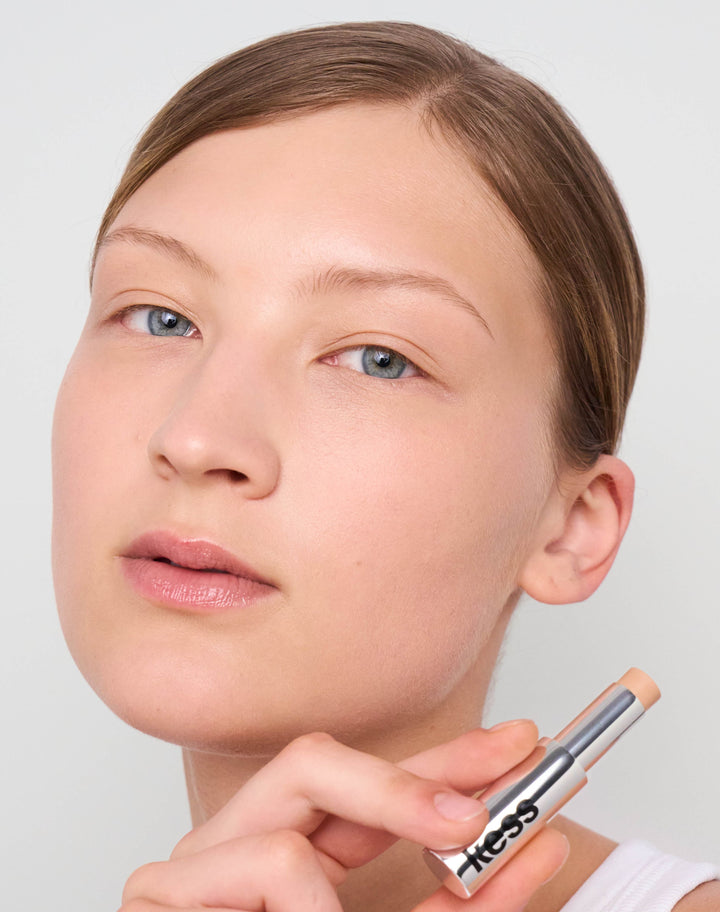 concealer-stick-spf-20; light-to-medium: Pupa trägt den Concealer in Light to Medium