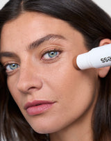 blush-glow-duo-stick-your-choice; medium-bronzer: Melina trägt den Cream Bronzer in Medium