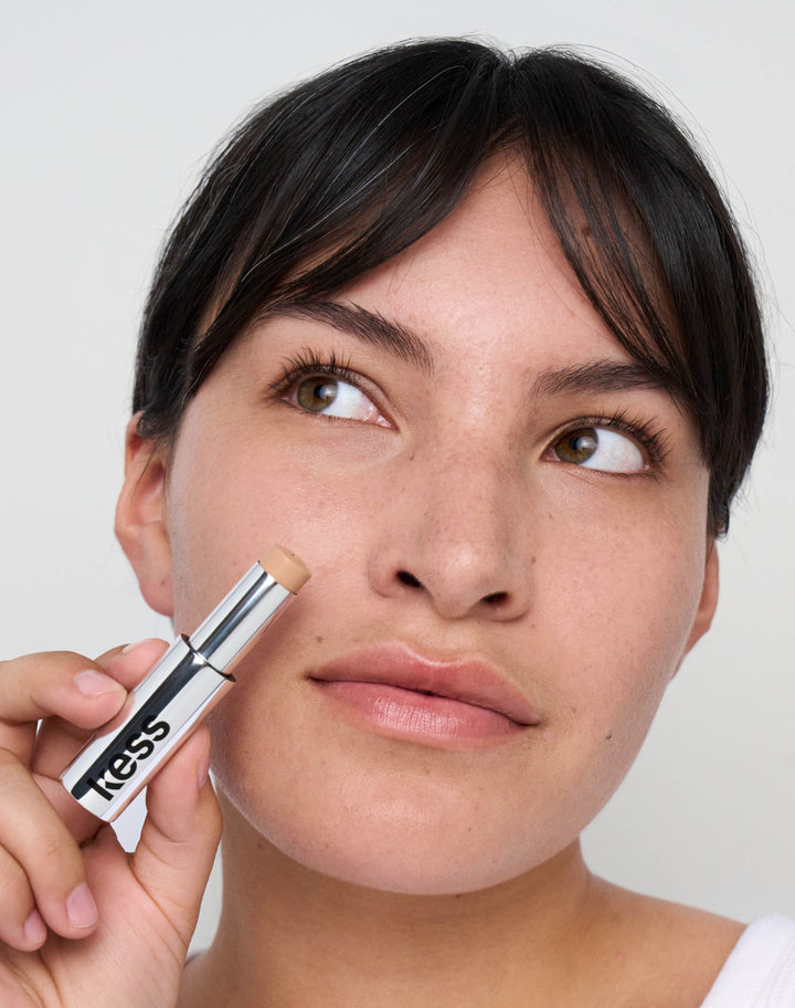 concealer-stick-spf-20; medium-1: Maya trägt den Concealer in Medium 1