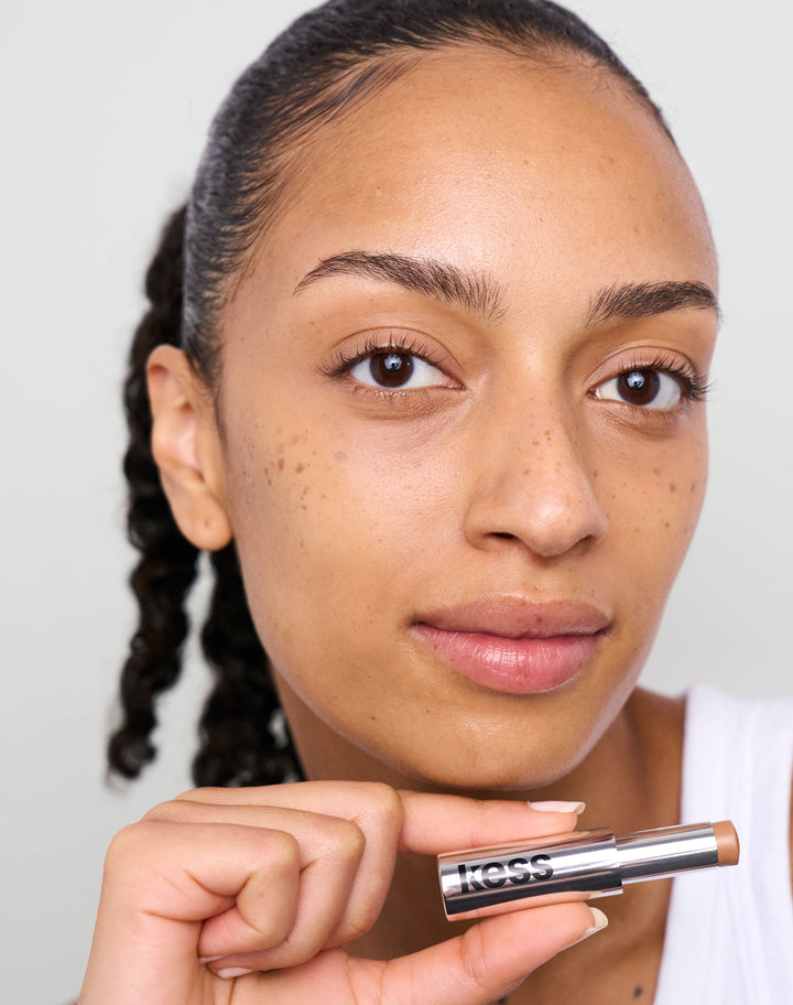 concealer-stick-spf-20; medium-to-tan: Trace trägt den Concealer in Medium to Tan