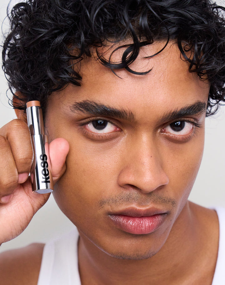 concealer-stick-spf-20; tan-1: Jeswin trägt den Concealer in Tan 1