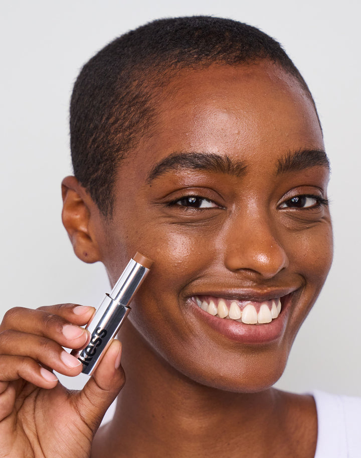 concealer-stick-spf-20; tan-2: Rim trägt den Concealer in Tan 2