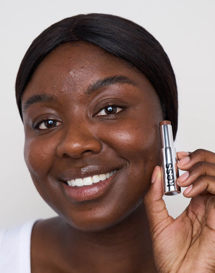 concealer-stick-spf-20; deep-1: Emma trägt den Concealer in Deep 1