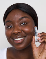 deep-1; Emma trägt den Concealer in Deep 1