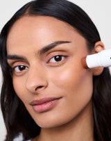 blush-glow-duo-stick-your-choice; tan-bronzer: Melanie trägt den Cream Bronzer in Tan
