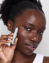 deep-2; Selina trägt den Concealer in Deep 2