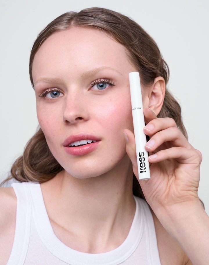 mascara; Black: Alba trägt die Lengthening Day Mascara in Black