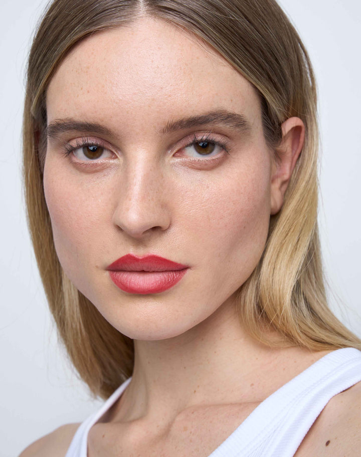 soft-shape-lip-liner; soft red: Inga trägt den Soft Shape Lip Liner in Soft Red