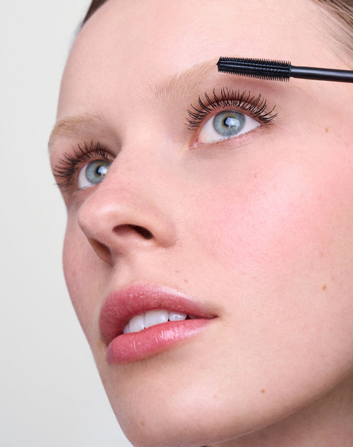 mascara; Black: Alba trägt die Lengthening Day Mascara in Black