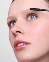 mascara; Black: Alba trägt die Lengthening Day Mascara in Black