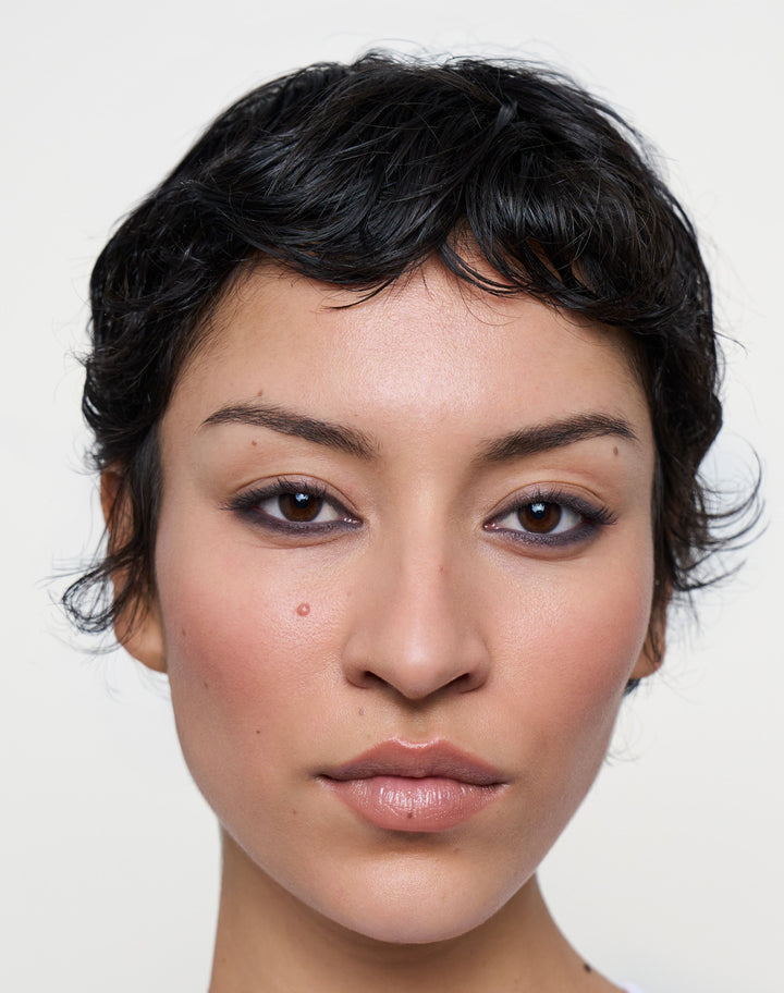 one-swipe-kajal; stone-grey: Greta trägt One Swipe Kajal Liner in Stone Grey