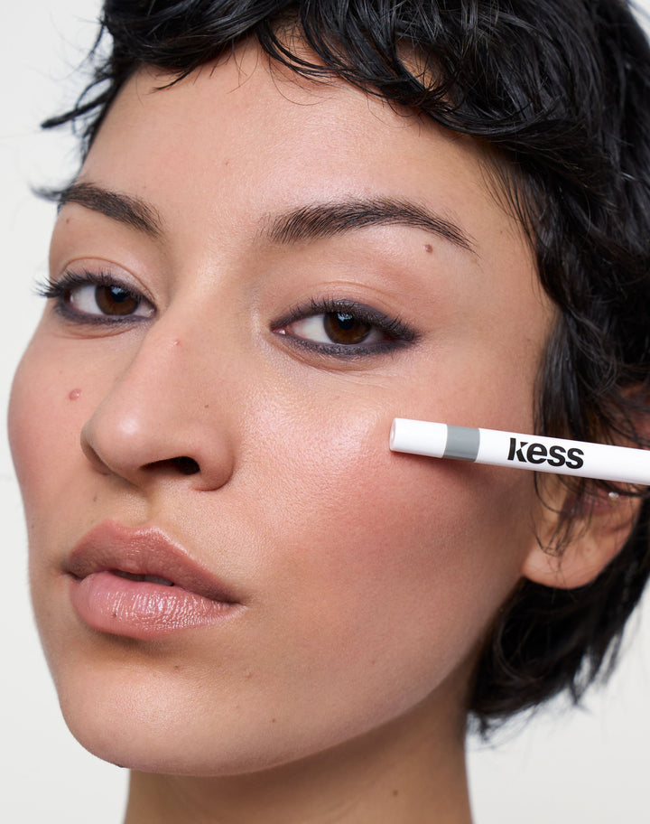 one-swipe-kajal; stone-grey: Greta trägt One Swipe Kajal Liner in Stone Grey