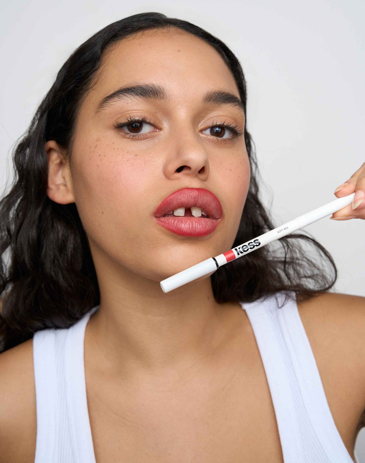 soft-shape-lip-liner; soft red: Louisa trägt den Soft Shape Lip Liner in Soft Red