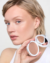 365-bronzer; light: Jessica trägt den 365 Bronzer in Light