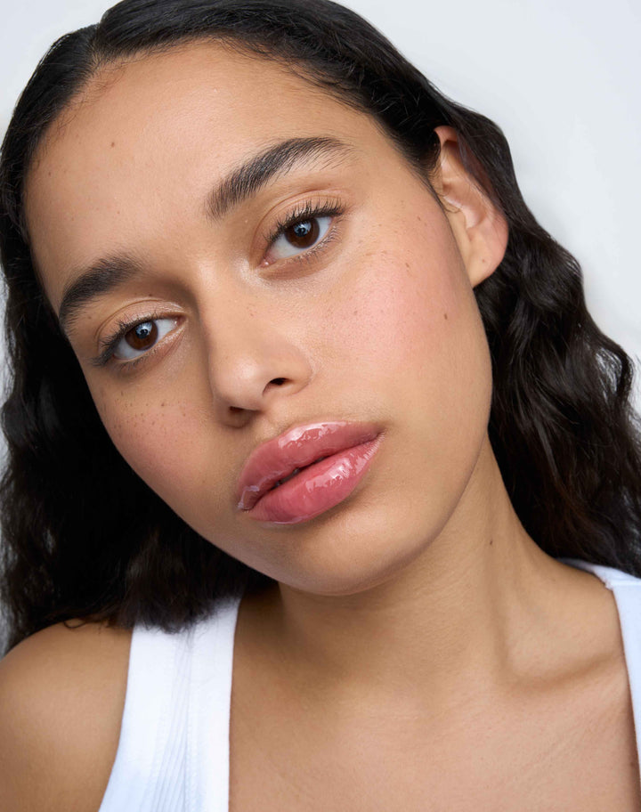 jelly-treat-lip-oil; slip: Louisa trägt das Jelly Treat Lip Oil in Slip