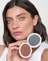 365-bronzer; medium: Melina trägt den 365 Bronzer in Medium