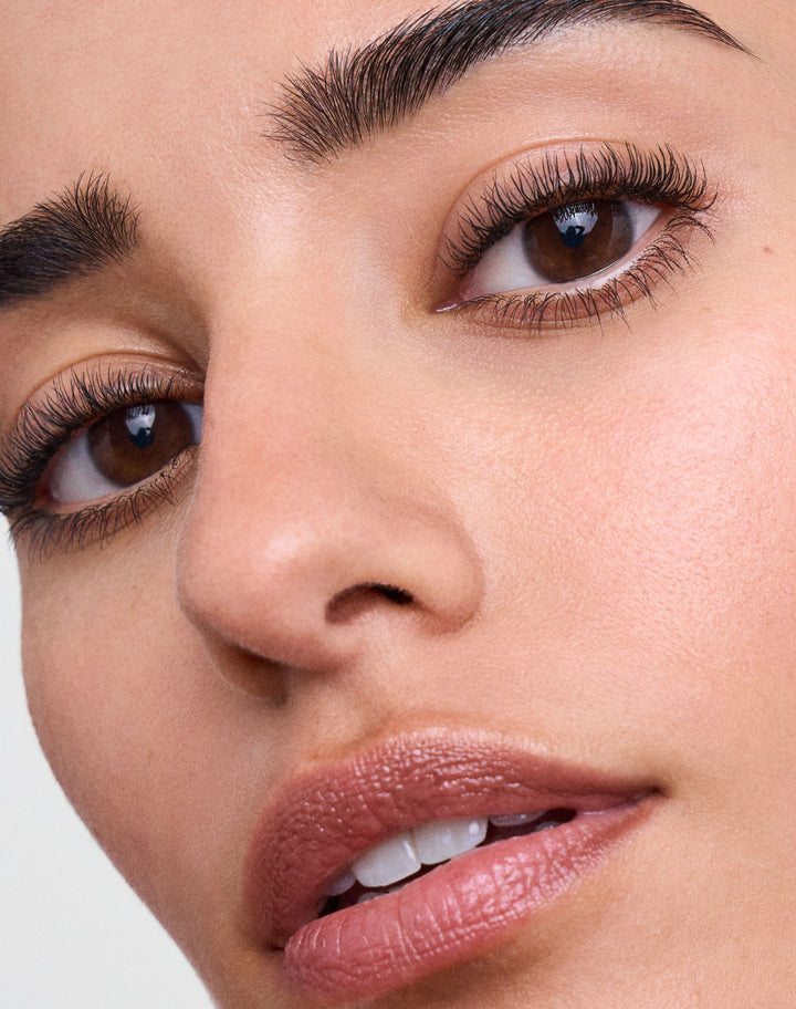 mascara; Black: Naomi trägt die Lengthening Day Mascara in Black