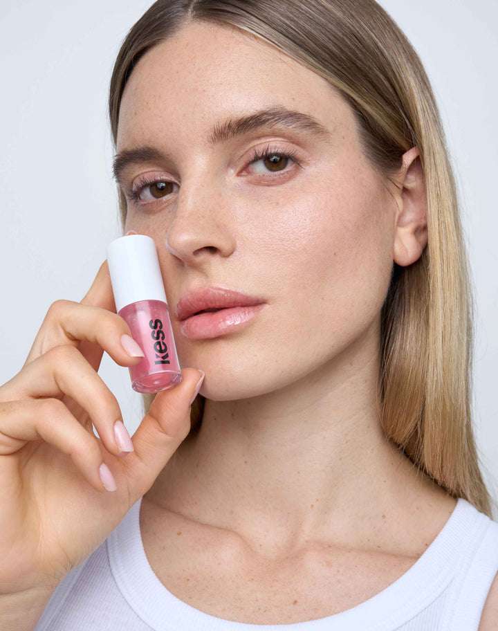 jelly-treat-lip-oil; slip: Inga trägt das Jelly Treat Lip Oil in Slip
