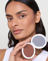 365-bronzer; tan: Melanie trägt den 365 Bronzer in Tan