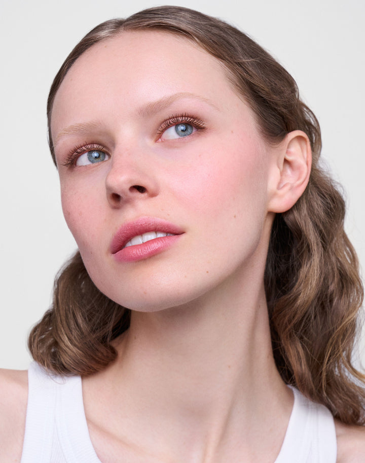 mascara; brown: Alba trägt die Lengthening Day Mascara in Brown