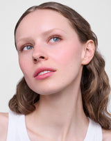 mascara; brown: Alba trägt die Lengthening Day Mascara in Brown