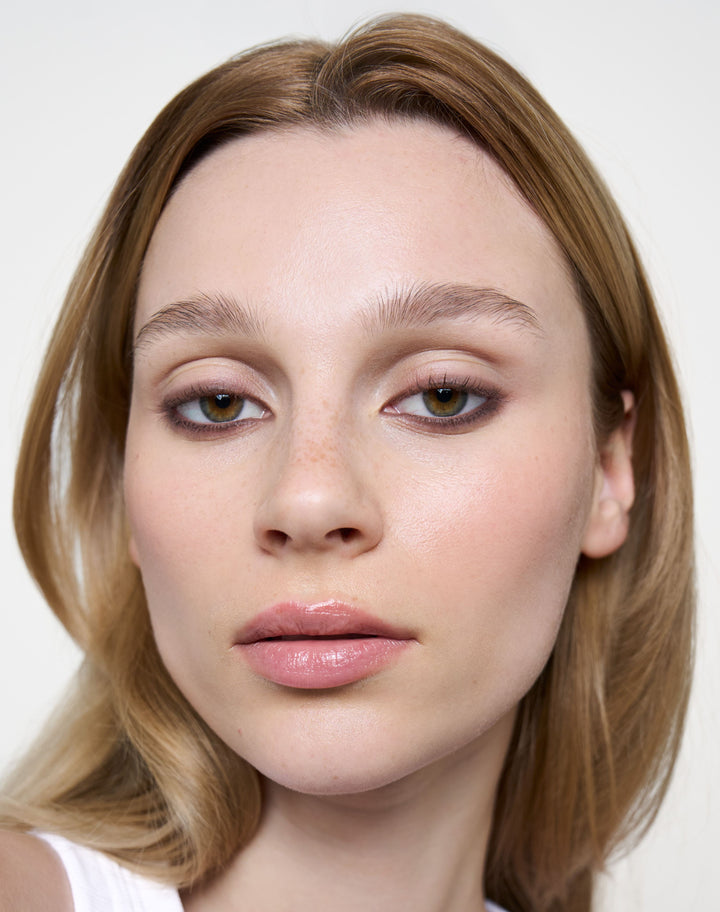 one-swipe-kajal; natural-taupe: Ria trägt One Swipe Kajal Liner in Natural Taupe
