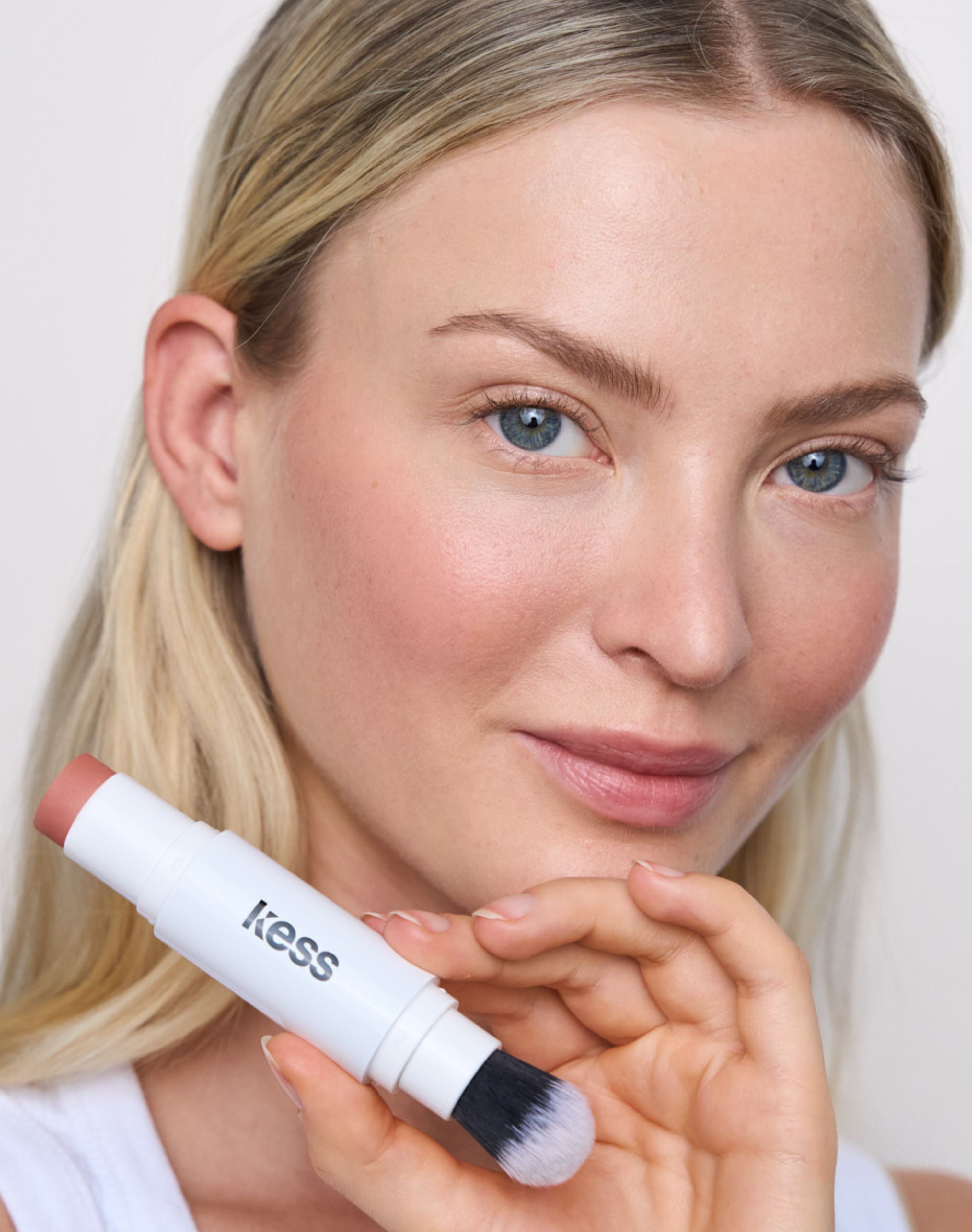 ; Emma trägt den Cheeks Blush verblendet mit der Click-In Brush